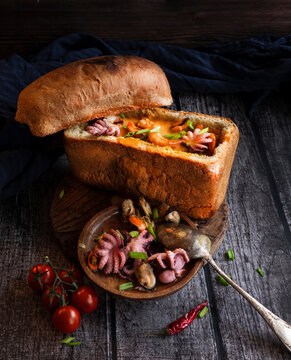 Naklejki Traditional Icelandic fish soup with salmon and seafood in bread. An unusual pitch. Food Styling