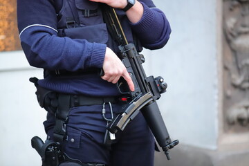 Polizist hält Waffe in der Hand 