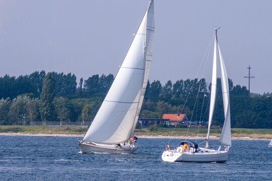 Begegnung unter Segelbooten