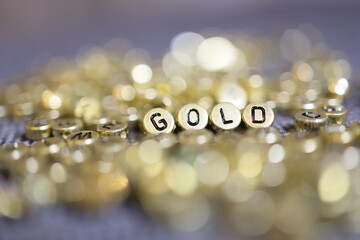 Napis gold, złoto z okrągłych literek dla biznesu i finansów.  © FotoDax