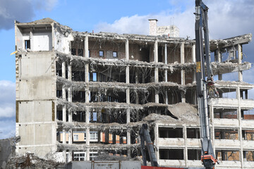 Ein Hochhaus wird abgerissen und die Marterialen wiederverwertet.