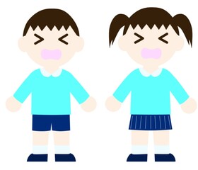 泣いているスモックを着た子供