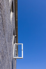 快晴の暖かい日に開けられた家の窓