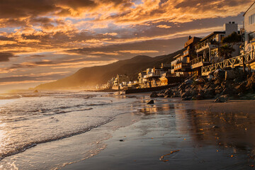 Sunset view of Topanga beach in scenic Malibu, California. - obrazy, fototapety, plakaty