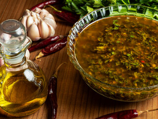 Salsa chimichurri con los ingredientes tradicionales, perejil, ajo y aceite de oliva.
