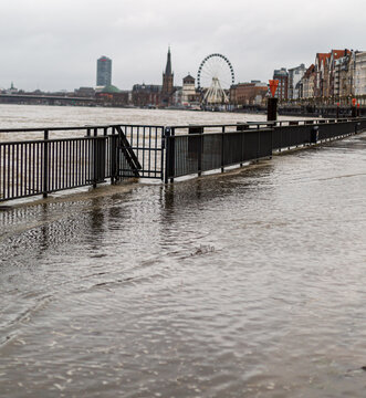 02.02.2021, Hochwasser an der D&uuml;sseldorfer Rheinuferpromenade. Der Fu&szlig;g&auml;ngerweg an den Apollo-Wiesen ist &uuml;berschwemmt, dahinter die D&uuml;sseldorfer Altstadt.