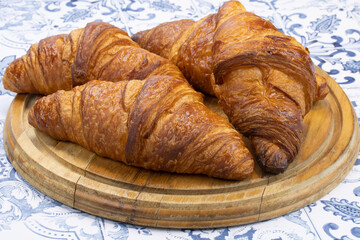 plusieurs croissants sur une table
