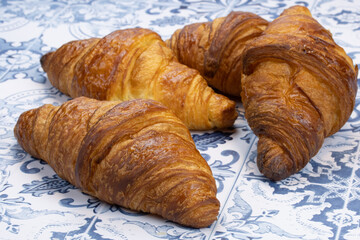 plusieurs croissants sur une table