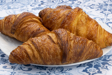 plusieurs croissants sur une table