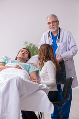 Obraz premium Young family at the hospital