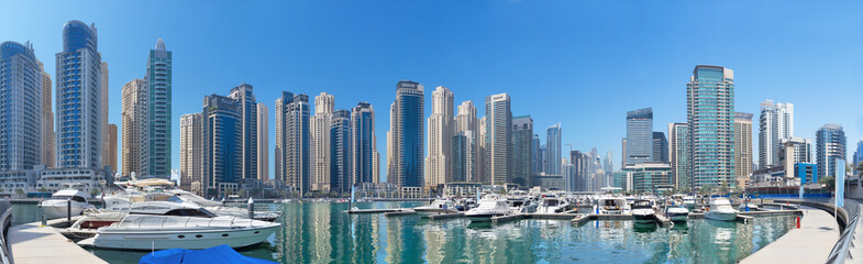 Obraz na płótnie Canvas DUBAI, UAE - APRIL 1, 2017: The Marina and yachts.