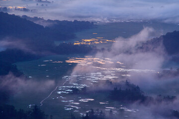 Obraz premium 片品村 至仏山から夜明けの尾瀬ヶ原 