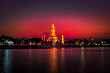 Fototapeta premium Wat Arun Temple at twilight in Bangkok, Thailand.