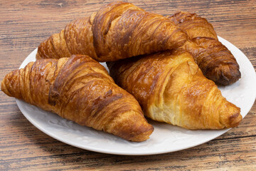 plusieurs croissants sur une table