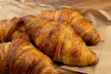 plusieurs croissants sur une table
