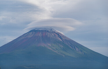 山頂に雲がかかった富士山（無冠雪）