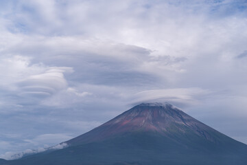 Fototapeta na wymiar 山頂に雲がかかった富士山（無冠雪）