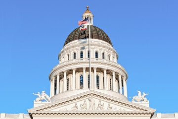 California Capitol Dome in Sacramento set against a blue sky. - obrazy, fototapety, plakaty
