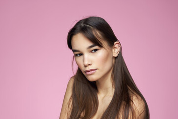 Fototapeta premium brunette bare shoulders clear skin body care pink background