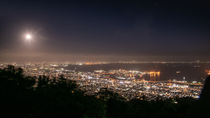 Fototapeta na wymiar 神戸の夜・雨の朧月夜の風景