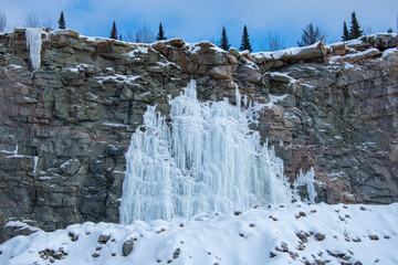 Fototapeta na wymiar Ice on the cliff of a quarry