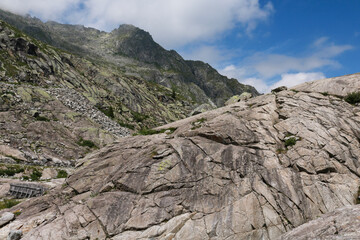Bellissima vista sulle montagne dal sentiero che porta ai laghi Cornisello nella Val Nambrone in Trentino, viaggi e paesaggi in Italia