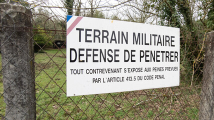 terrain militaire french text means no entry military place