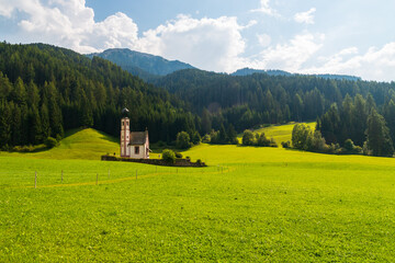 Fototapeta na wymiar Scorci della località montana della Val di Funes: Santa Maddalena, Trentino Alto Adige, Italia