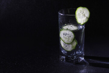 Cucumber water. Drinking water with fresh cucumber. Mineral water. Healthy, mineral-rich, refreshing water with cucumber.