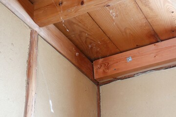 空き家　昭和の一軒家　蜘蛛の巣が張られた室内