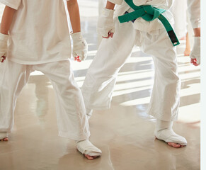 教室で空手を練習している学生たちの姿