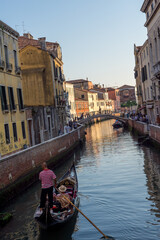 Fototapeta na wymiar discovery of the city of Venice and its small canals and romantic alleys