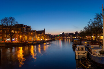 Gracht in Amsterdam zur blauen Stunde