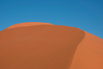 Fototapeta na wymiar red dune with blue sky