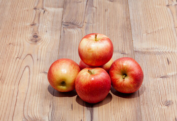 Stilleben rote Äpfel auf Holzstruktur