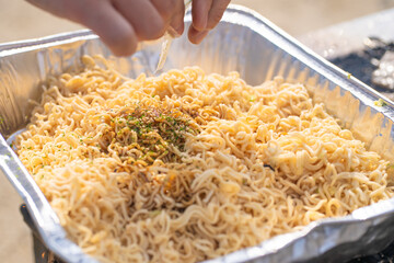 屋外で作るカップ焼きそば