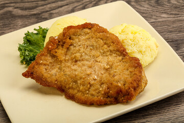 Crispy chicken schnitzel with mashed potato