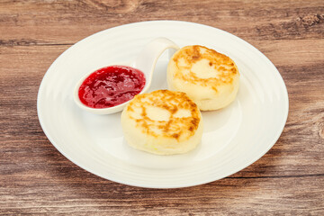 Cottage cheese pancakes with strawberry jam