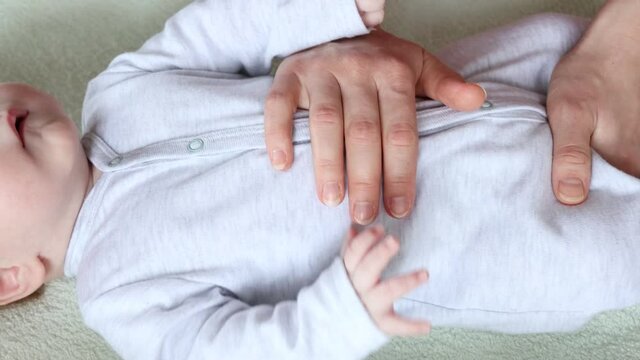 Infant physiotherapy, abdominal massage to get rid of colic 