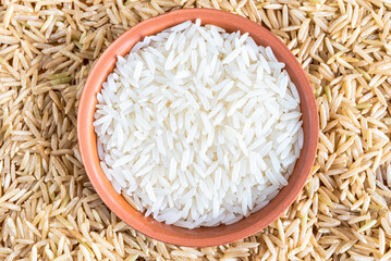 Comparison of white and whole brown rice, top-down view