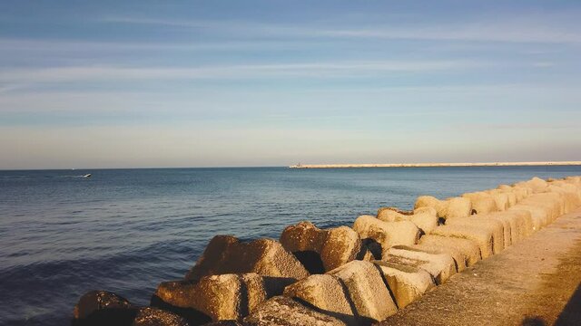 Il faro di Bari visto dal molo di San Cataldo