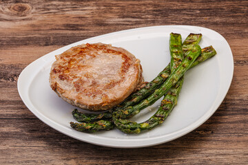 Grilled tuna steak with asparagus