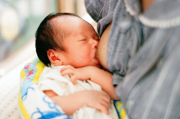 生まれて２日目の新生児の授乳