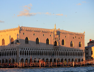 Fototapeta premium Blick vom Bacino di San Marco auf den Dogenpalast und der Piazzetta am Abend, Venedig