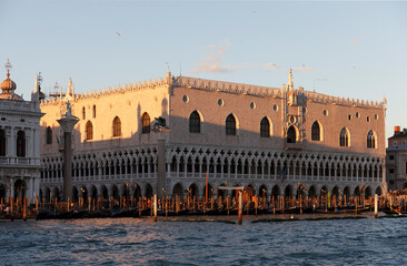 Obraz premium Blick vom Bacino di San Marco auf den Dogenpalast und der Piazzetta am Abend, Venedig