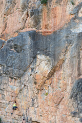 Gente practicando la escalada en una pared de roca cerca de la población de Jérica, en la provincia de Castellón. Comunidad Valenciana. España. Europa