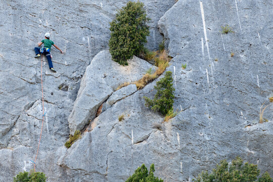 Gente practicando la escalada en una pared de roca cerca de la población de Jérica, en la provincia de Castellón. Comunidad Valenciana. España. Europa