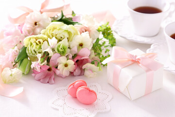 ピンクのハート型マカロン スプリングブーケ　プレゼント