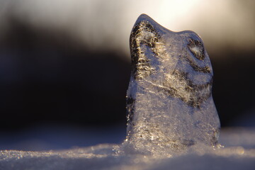 朝陽に煌めく雪の上の氷。