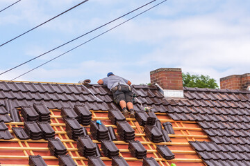 Ein Dachdecker bei der Arbeit